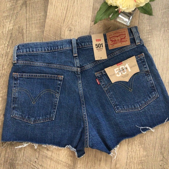Levi's Pants - LEVI’S 501 MID RISE SHORTS 🎀